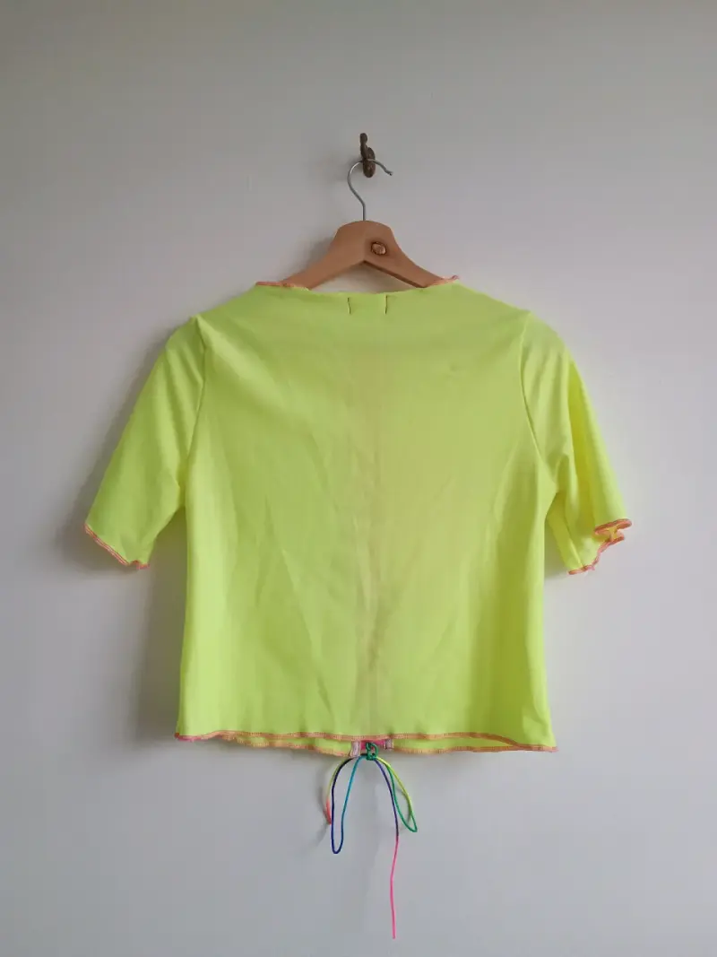 Polera corta amarilla con diseño de corazones - 3