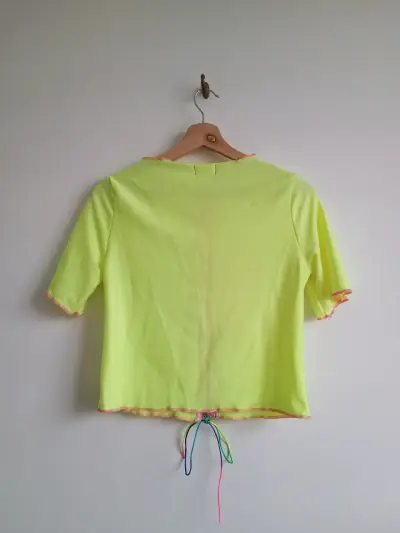 Polera corta amarilla con diseño de corazones - miniatura 3