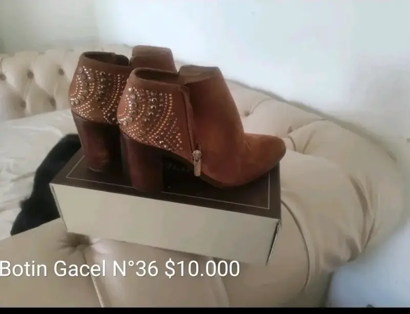Botines de cuero marrón con tachas talla 36