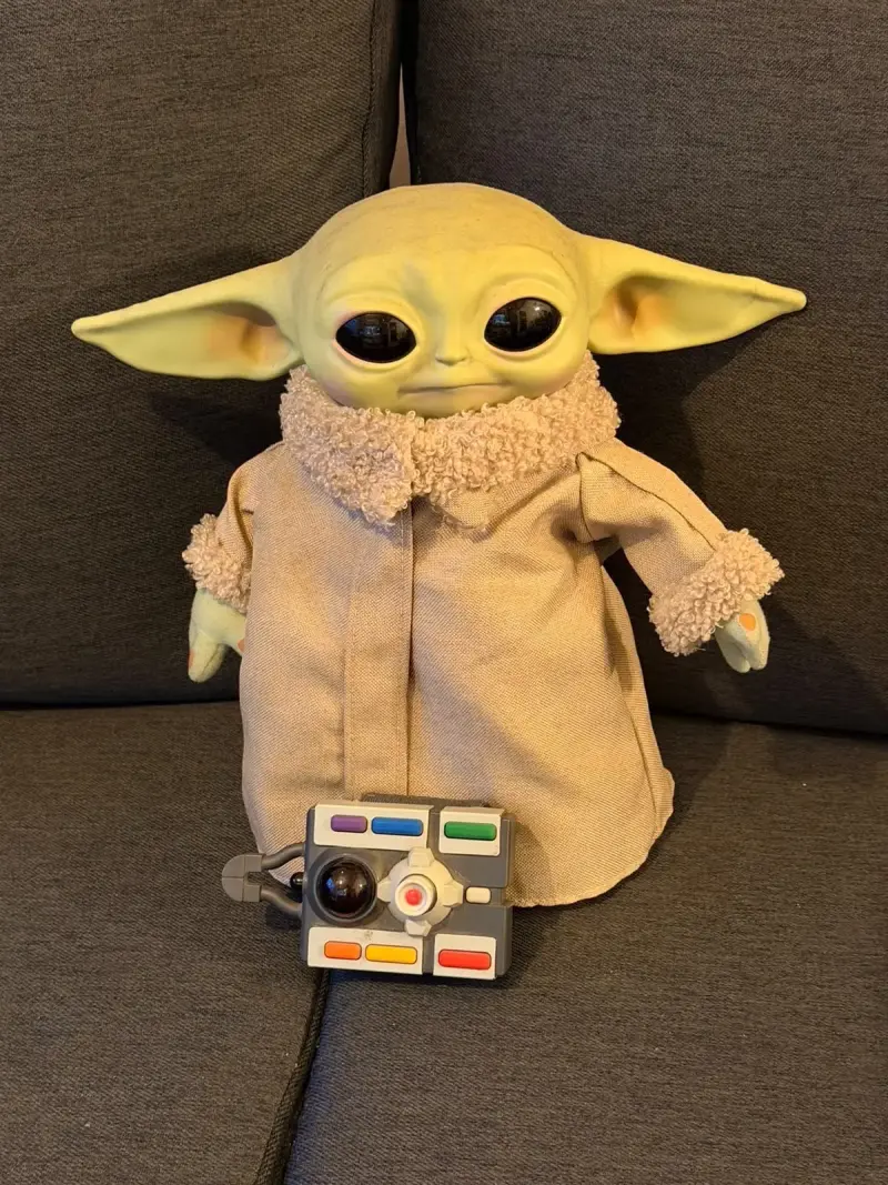 Muñeco de peluche Baby Yoda con control remoto