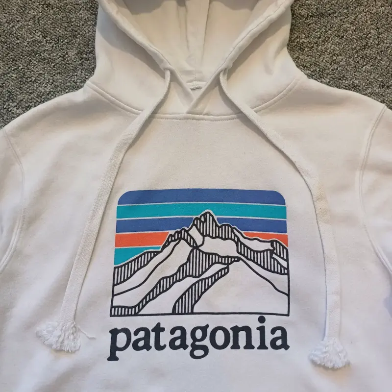 Polerón con capucha blanco Patagonia