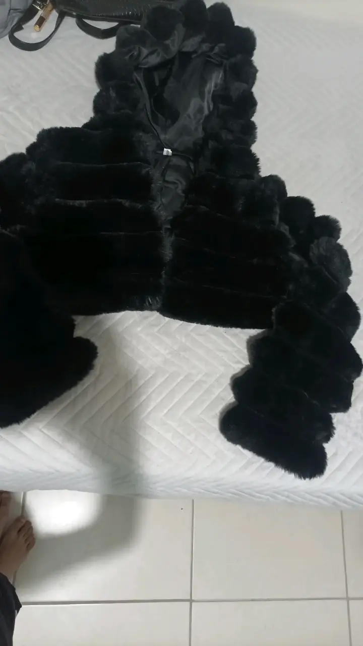 Chaqueta de piel sintética negra con capucha - 2
