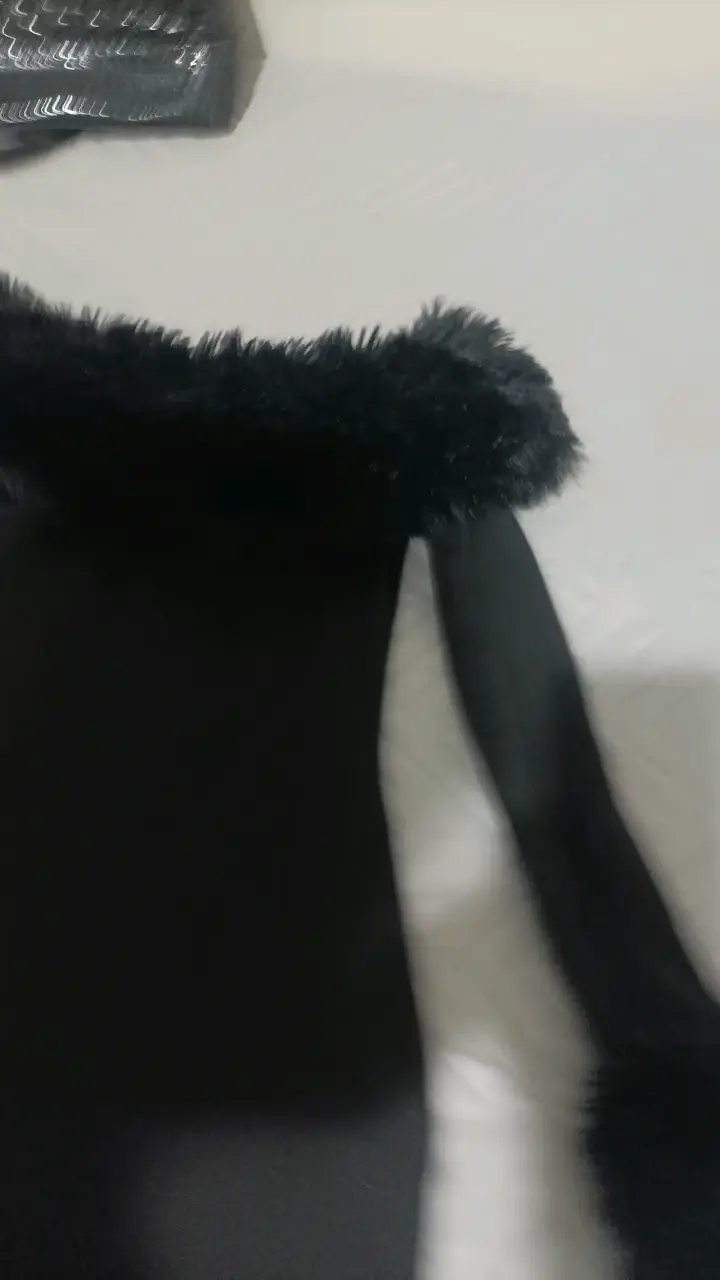 Vestido negro con detalles de peluche - 2