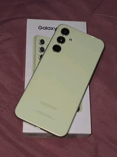 Samsung Galaxy A54 5G en color verde con accesorios - miniatura 1