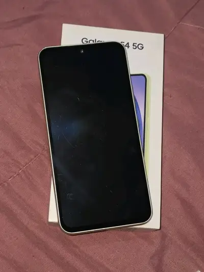 Samsung Galaxy A54 5G en color verde con accesorios - miniatura 2