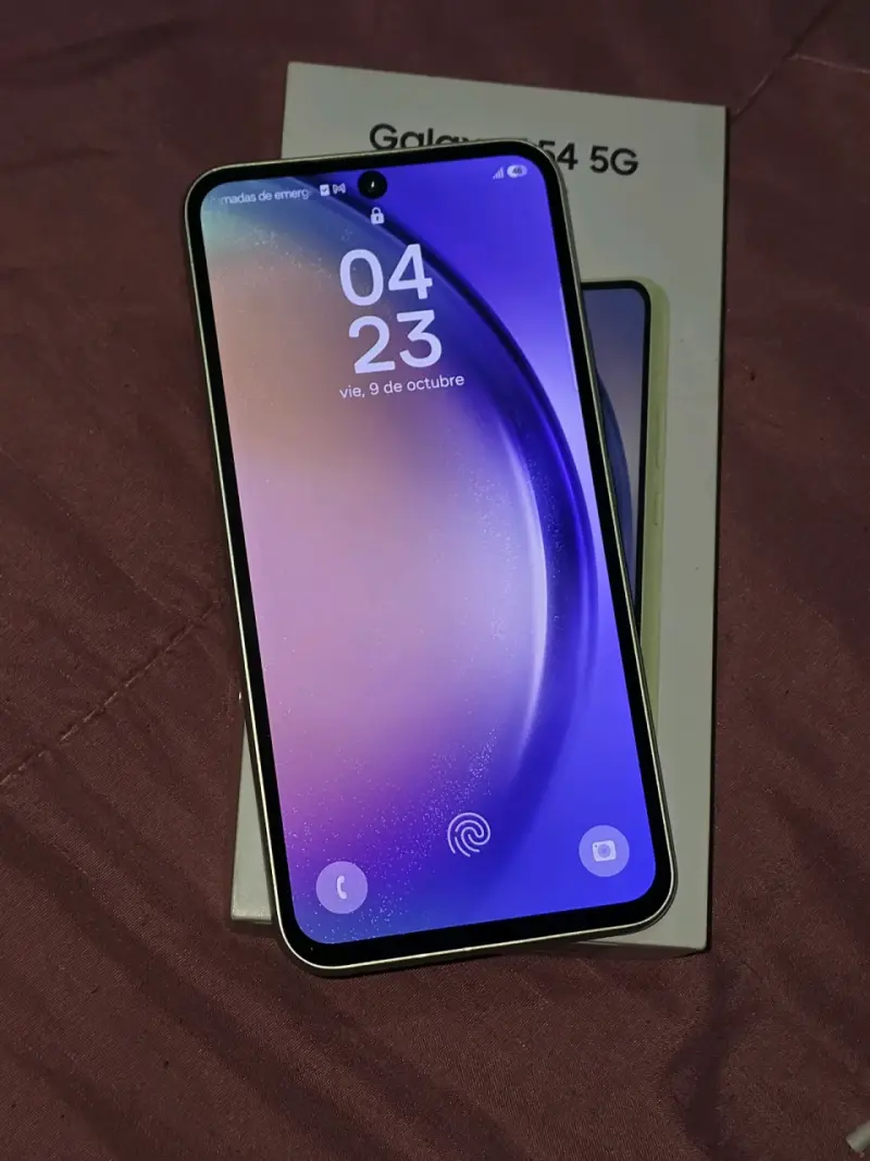 Samsung Galaxy A54 5G en color verde con accesorios - 3