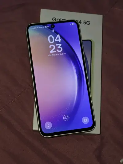 Samsung Galaxy A54 5G en color verde con accesorios - miniatura 3