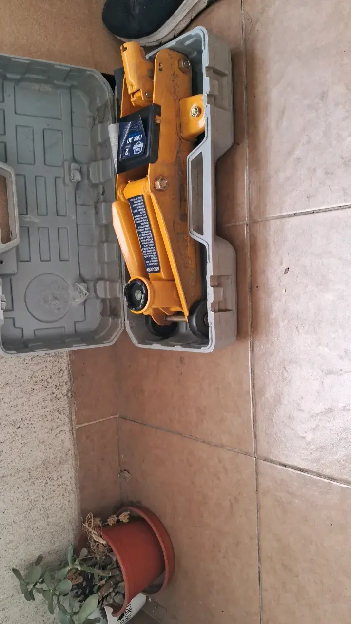 Gato hidráulico de piso 2 toneladas con estuche - 1