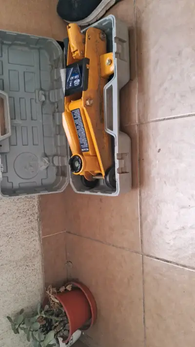 Gato hidráulico de piso 2 toneladas con estuche - miniatura 1