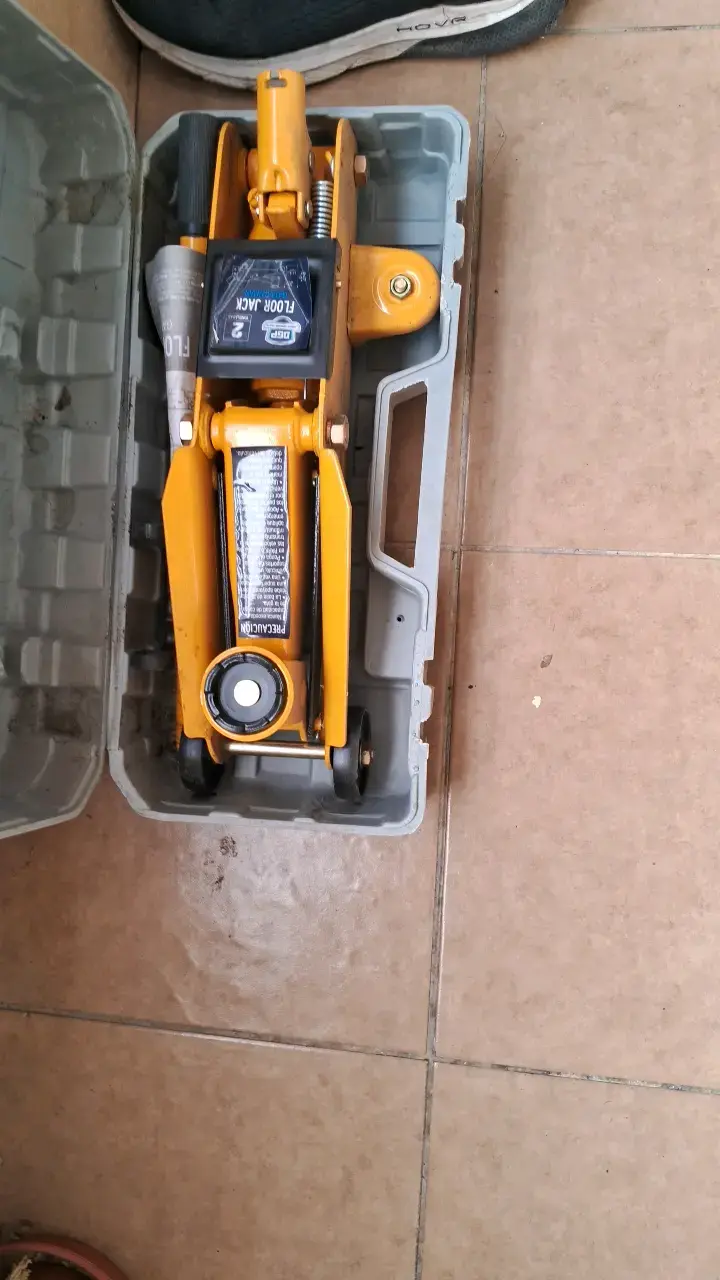 Gato hidráulico de piso 2 toneladas con estuche - 2