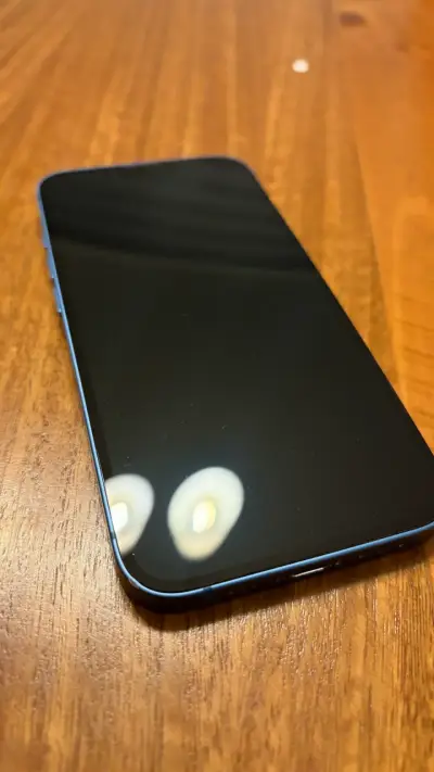 iPhone 13 azul NECESITA CAMBIO DE BATERÍA - miniatura 1