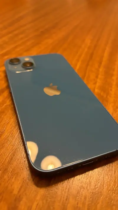iPhone 13 azul NECESITA CAMBIO DE BATERÍA - miniatura 2