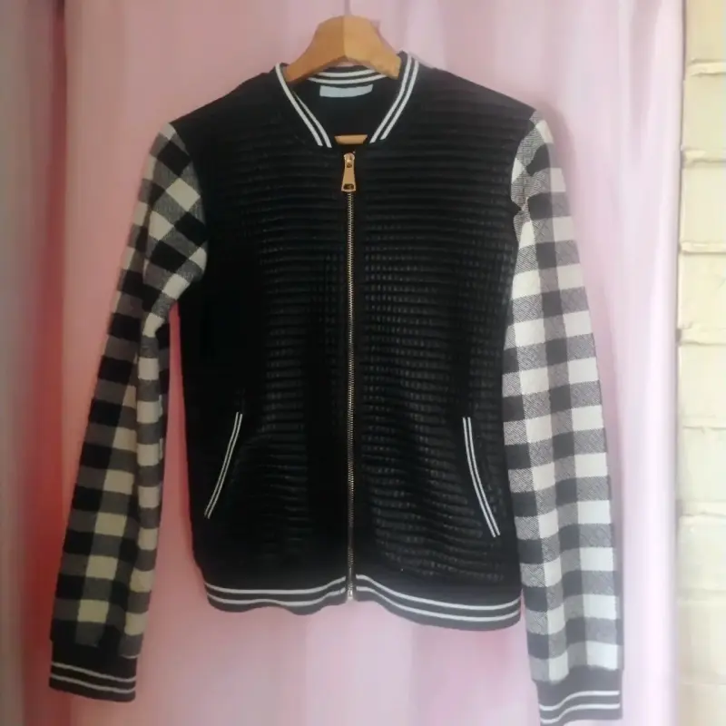 Chaqueta bomber negra con mangas a cuadros - 1