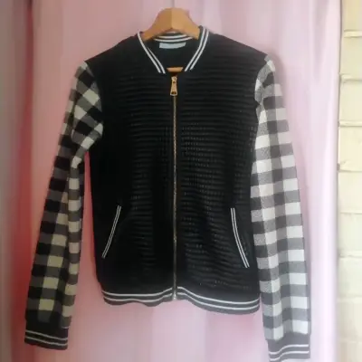Chaqueta bomber negra con mangas a cuadros - miniatura 1