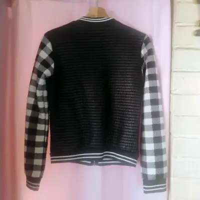 Chaqueta bomber negra con mangas a cuadros - miniatura 2
