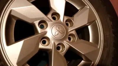 Mitsubishi llantas con neumaticos - miniatura 4