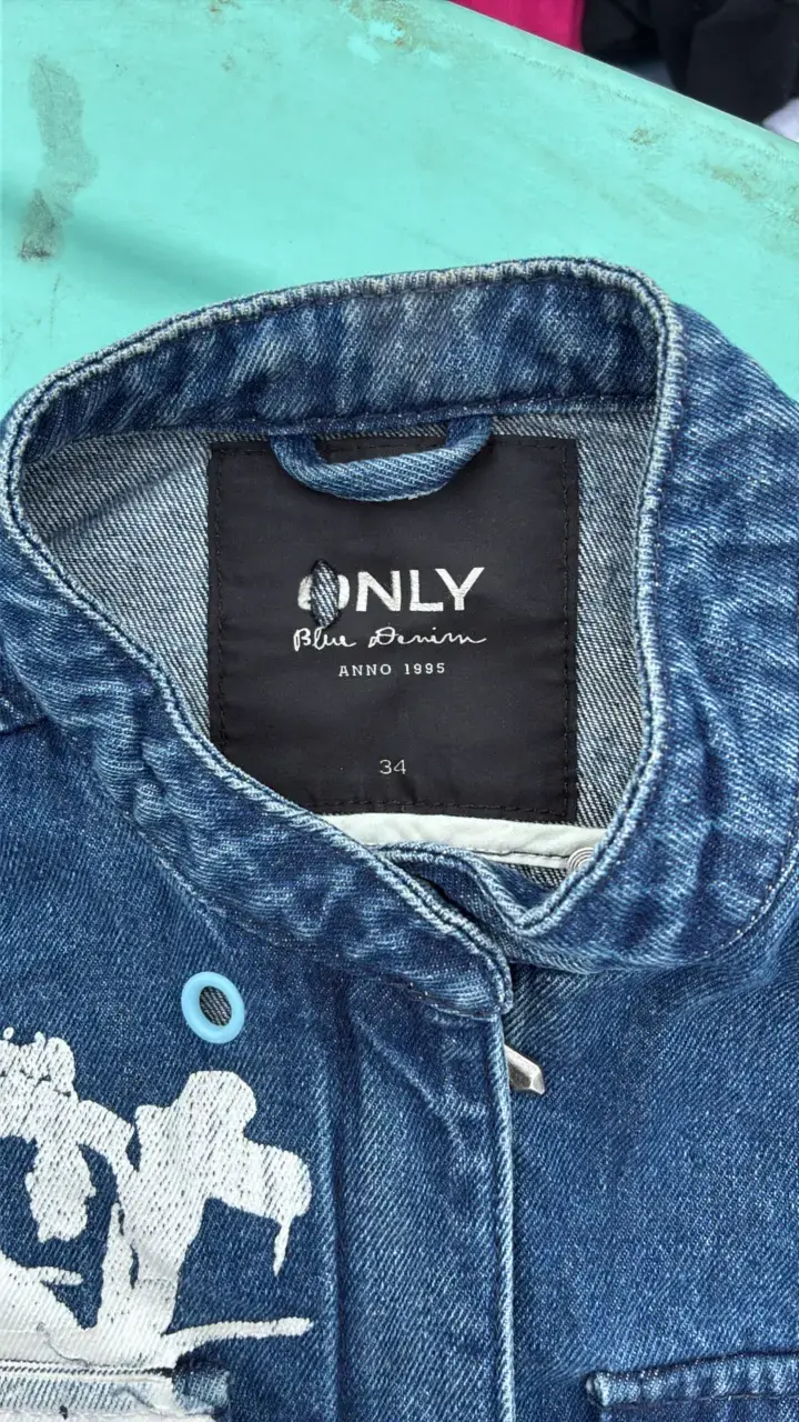 Chaqueta de mezclilla con diseño gráfico Only - 2
