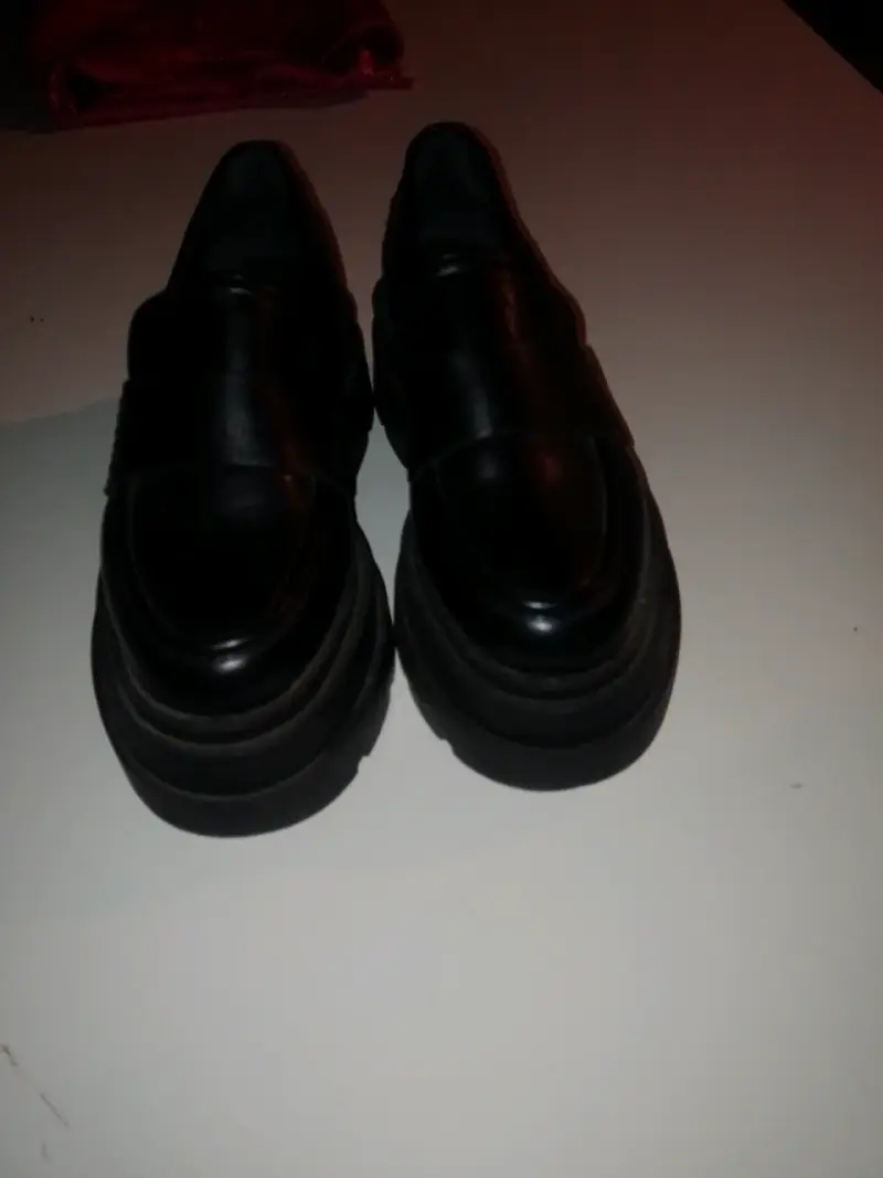 Zapatos de cuero negro con plataforma