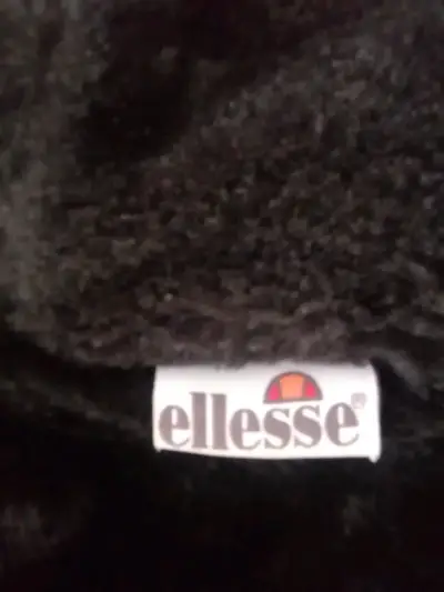 Chaqueta de felpa negra Ellesse con capucha. - miniatura 3
