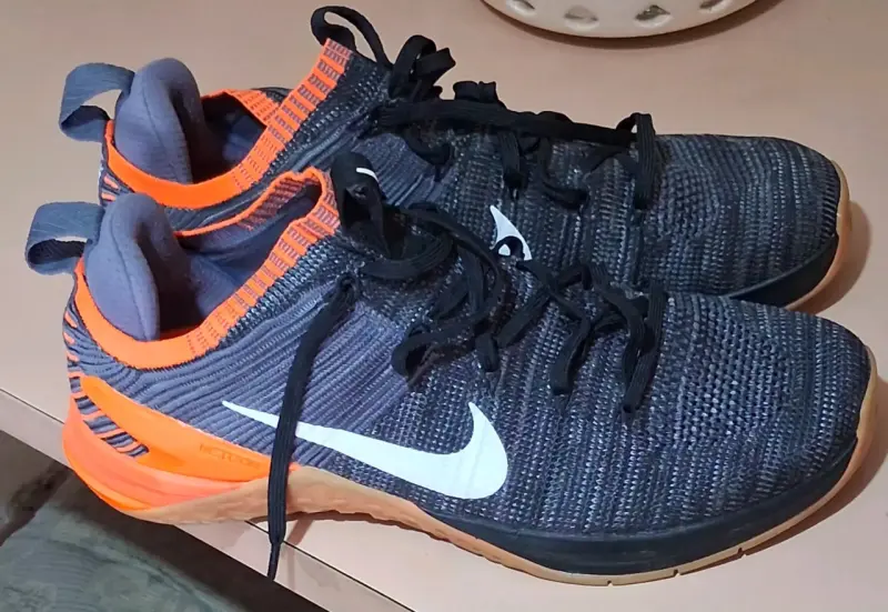 Zapatillas deportivas Nike negras y naranjas - 1