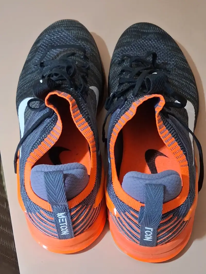 Zapatillas deportivas Nike negras y naranjas - 2