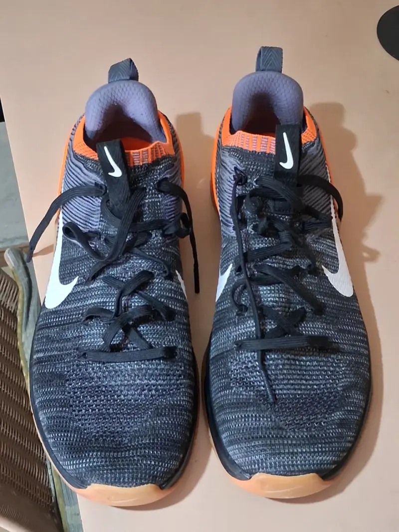 Zapatillas deportivas Nike negras y naranjas - 3