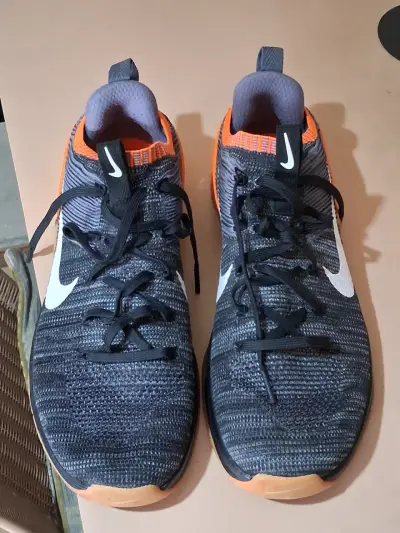 Zapatillas deportivas Nike negras y naranjas - miniatura 3