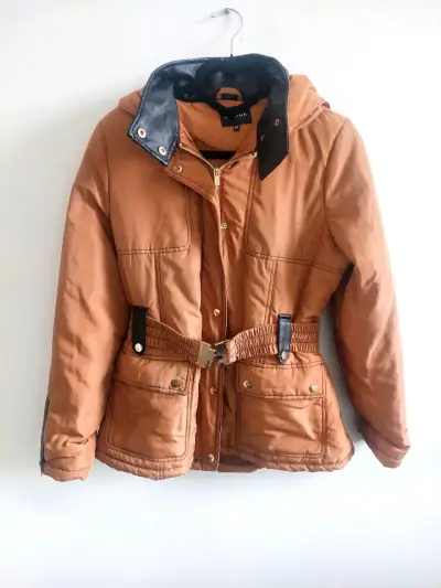 Chaqueta de invierno marrón con capucha y cinturón - miniatura 1