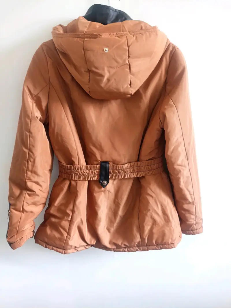 Chaqueta de invierno marrón con capucha y cinturón - 2