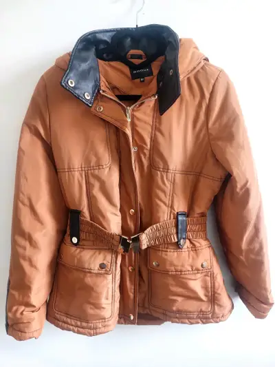 Chaqueta de invierno marrón con capucha y cinturón - miniatura 3