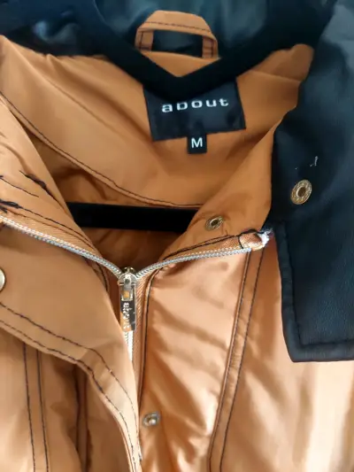 Chaqueta de invierno marrón con capucha y cinturón - miniatura 4
