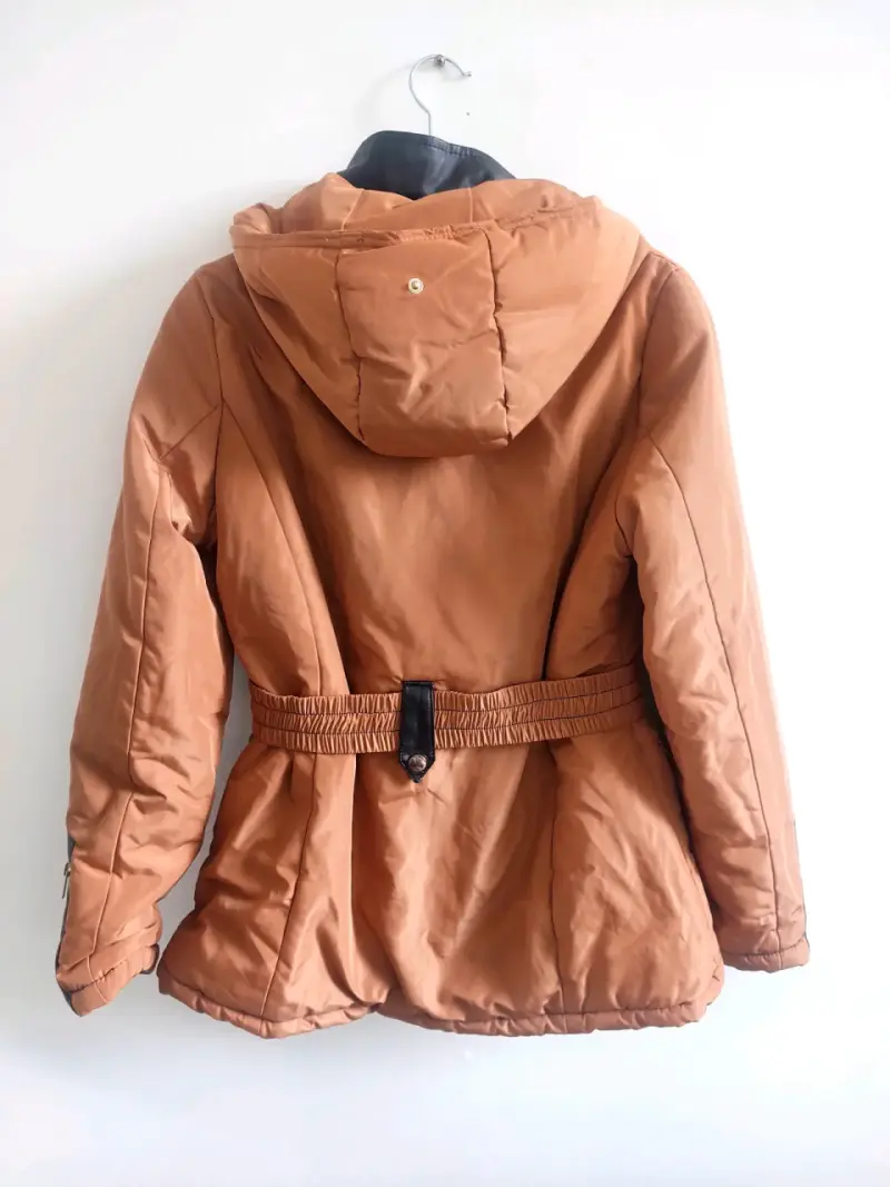 Chaqueta de invierno marrón con capucha y cinturón - 5