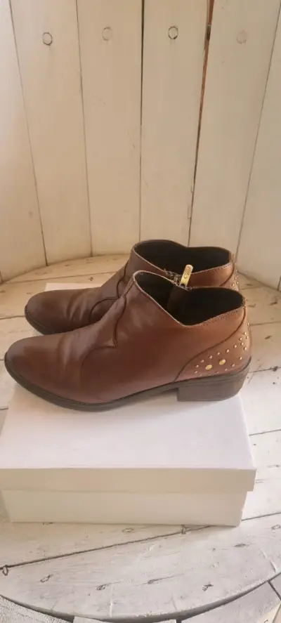 Botines de cuero marrón con tachas - miniatura 1