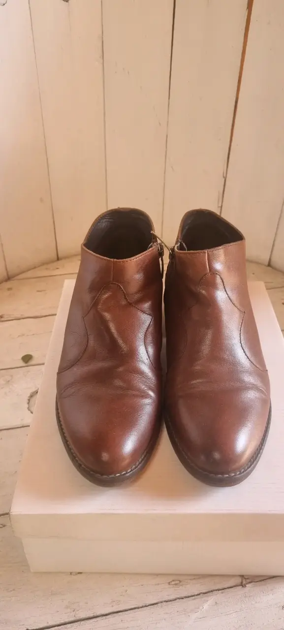 Botines de cuero marrón con tachas - 2