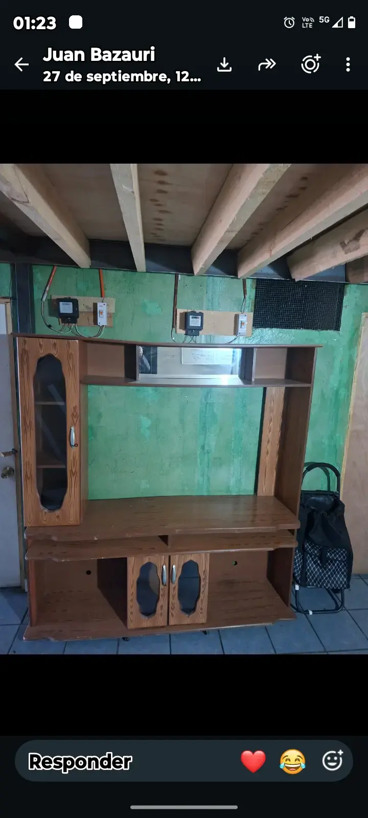 Mueble de madera para TV con estantes - 2