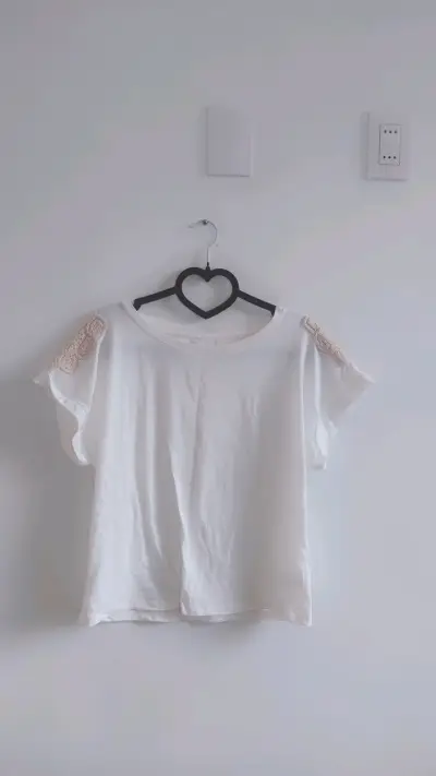 Polera Blanca con Detalles de Encaje - miniatura 1