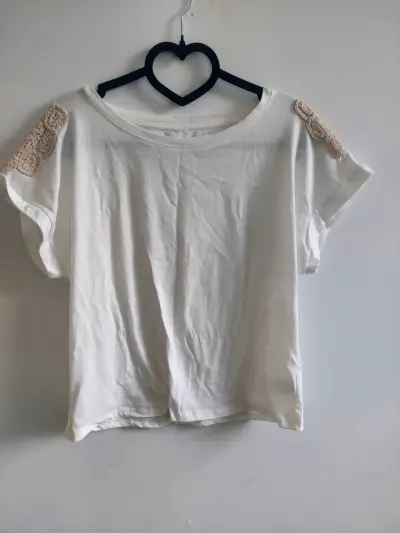 Polera Blanca con Detalles de Encaje - miniatura 2