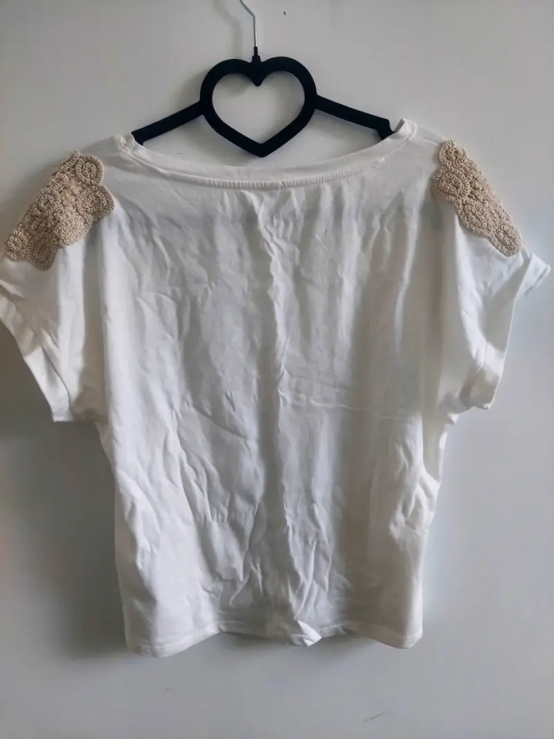 Polera Blanca con Detalles de Encaje - 3