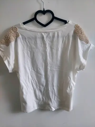 Polera Blanca con Detalles de Encaje - miniatura 3