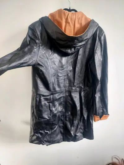 Chaqueta de cuero negra con capucha La Pelle - miniatura 5