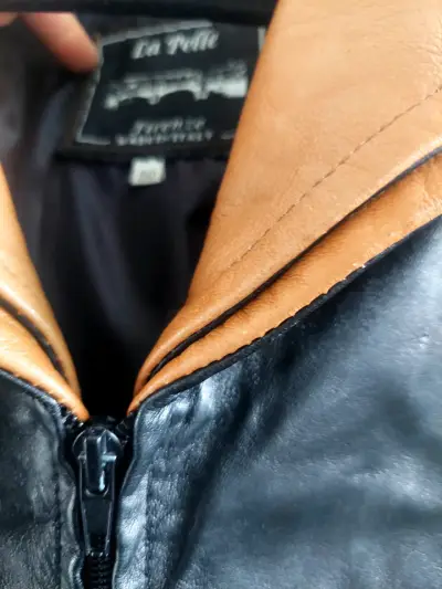 Chaqueta de cuero negra con capucha La Pelle - miniatura 6