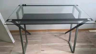 Escritorio de vidrio moderno con estructura metálica - miniatura 1