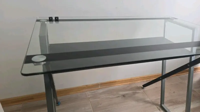Escritorio de vidrio moderno con estructura metálica - 2