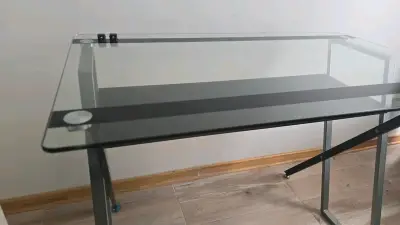 Escritorio de vidrio moderno con estructura metálica - miniatura 2