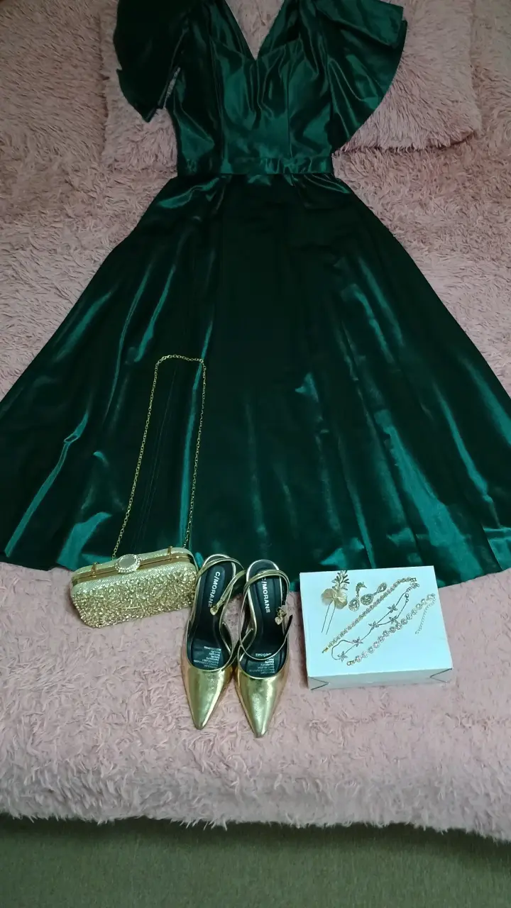 Vestido de fiesta verde con accesorios dorados - 1
