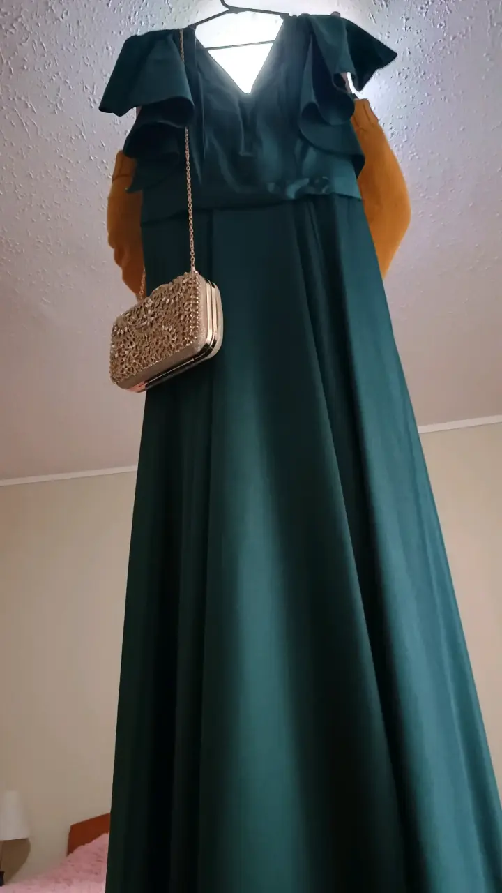 Vestido de fiesta verde con accesorios dorados - 2