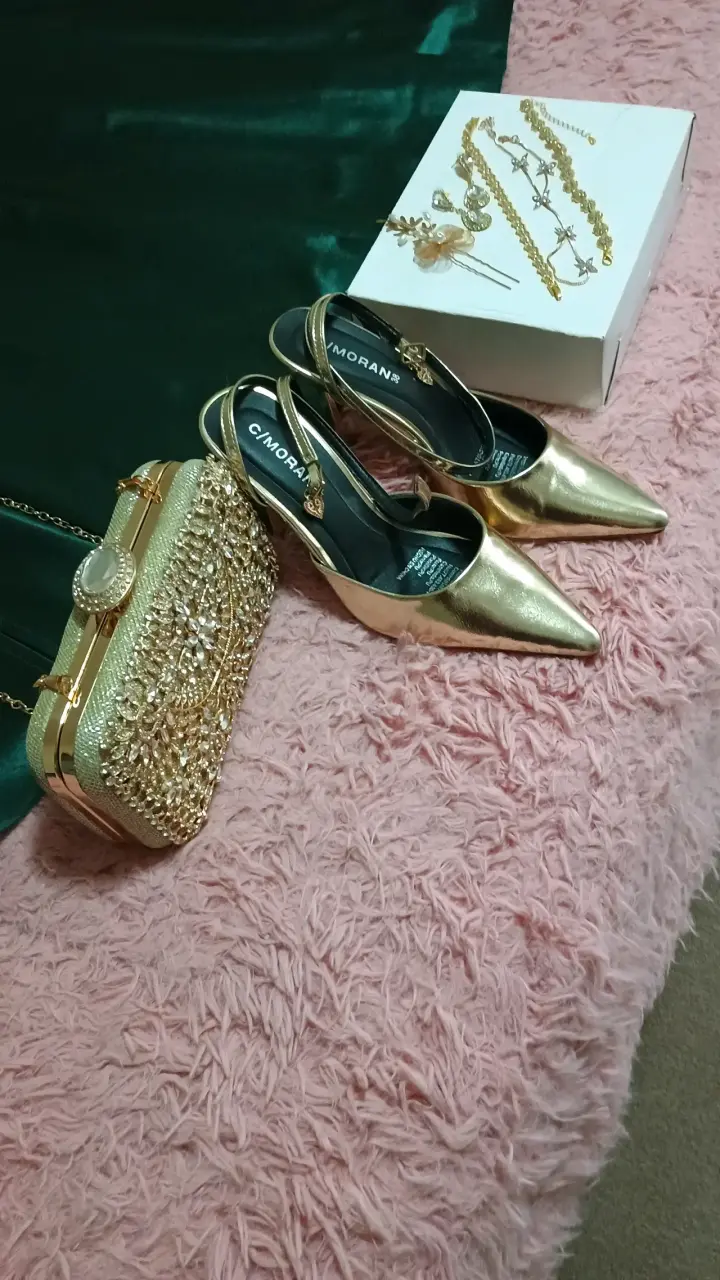 Vestido de fiesta verde con accesorios dorados - 3