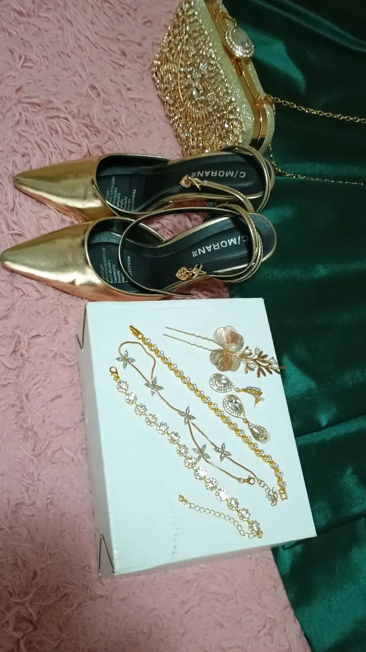 Vestido de fiesta verde con accesorios dorados - 4