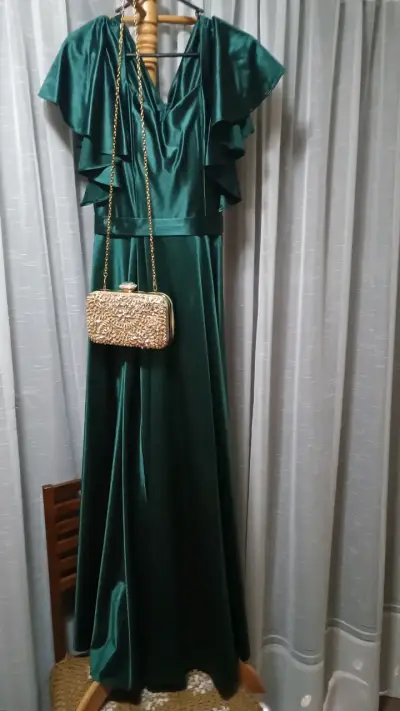 Vestido de fiesta verde con accesorios dorados - miniatura 5
