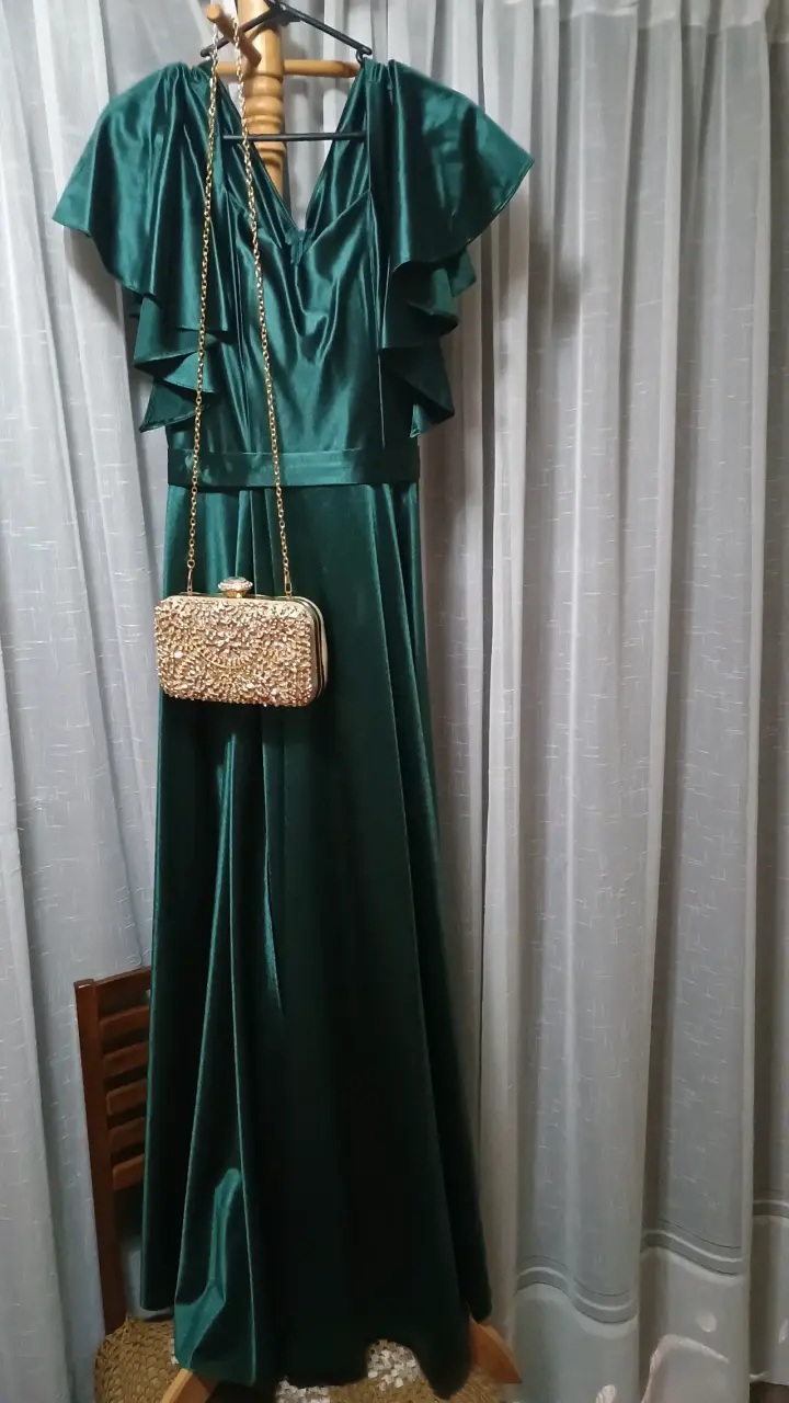 Vestido de fiesta verde con accesorios dorados - 6